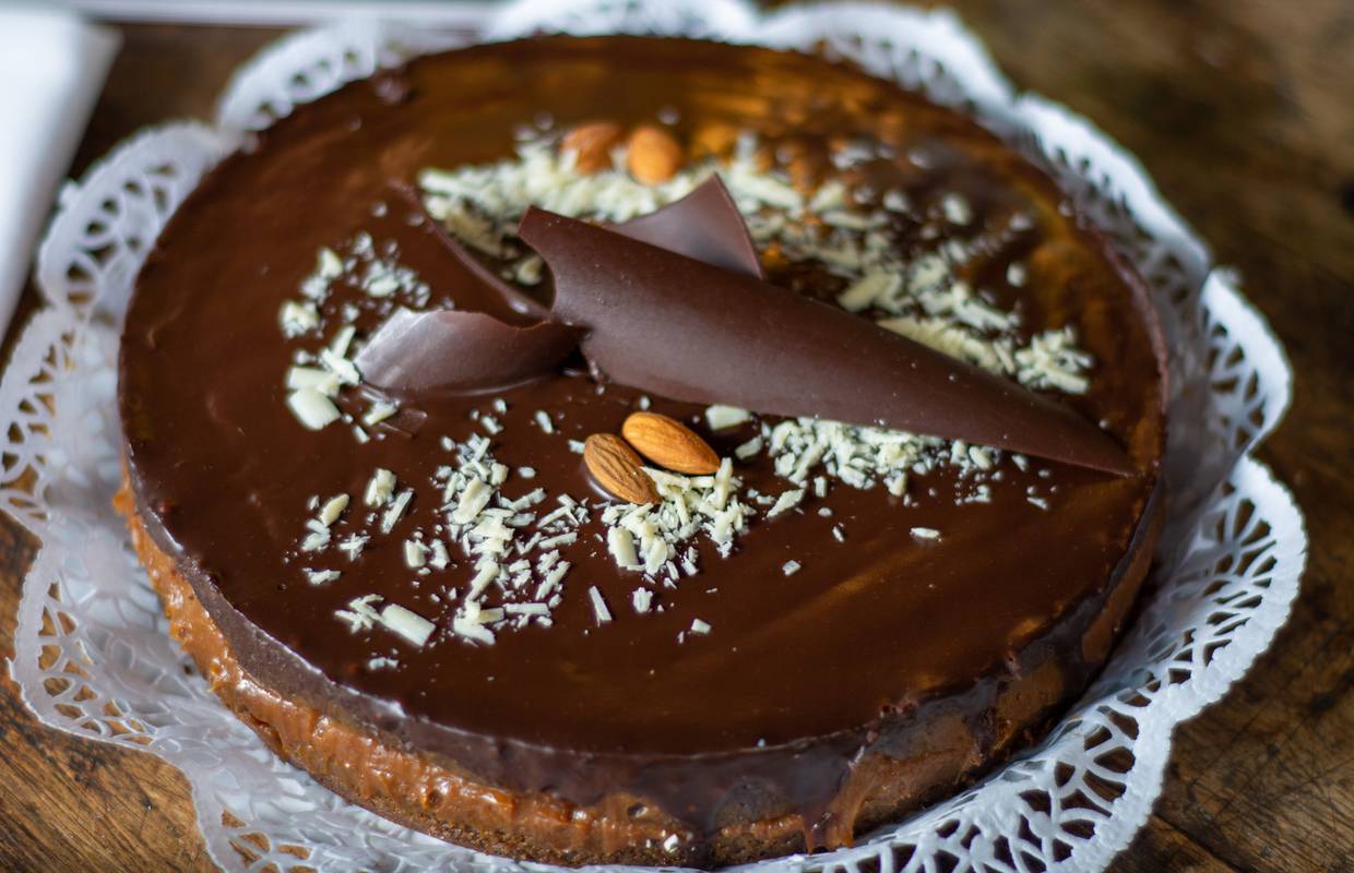 Za slatkoljupce: Čokoladna torta s komadićima mliječne čokolade