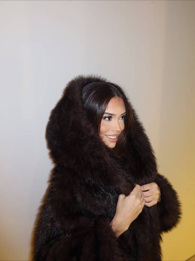 FOTO Tko je ova tajanstvena ljepotica? Društvene mreže gore zbog fotki u oskudnom bikiniju