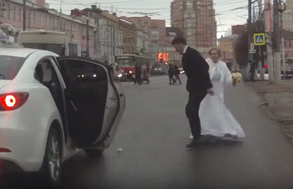 'Napucala' ga usred ulice: U vjenčanici ga istukla buketom