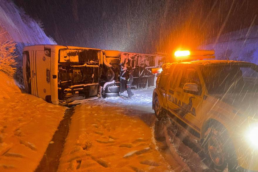 Autobus se prevrnuo na autocesti a1 kod Brinja