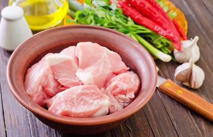 Mnogi ne znaju odgovor: Treba li oprati piletinu prije pečenja?