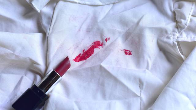 Pomoću ovih trikova uklonite teške mrlje od šminke s odjeće