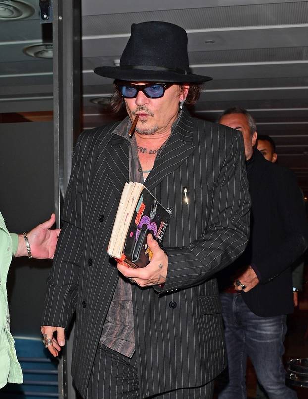 *EXCLUSIVE* Johnny Depp is spotted leaving Cipriani Restaurant in Central London after a 4 hour dinner with friends
