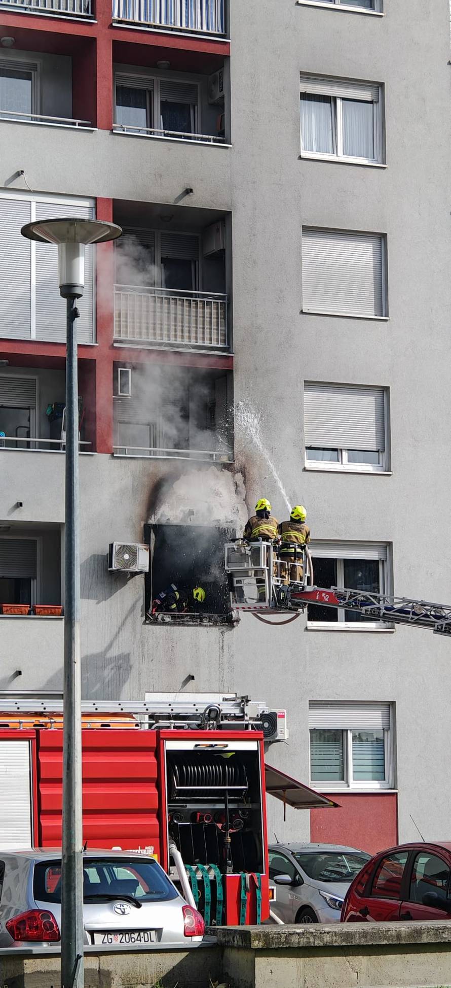 VIDEO Buknuo je požar na balkonu stana u Zagrebu!