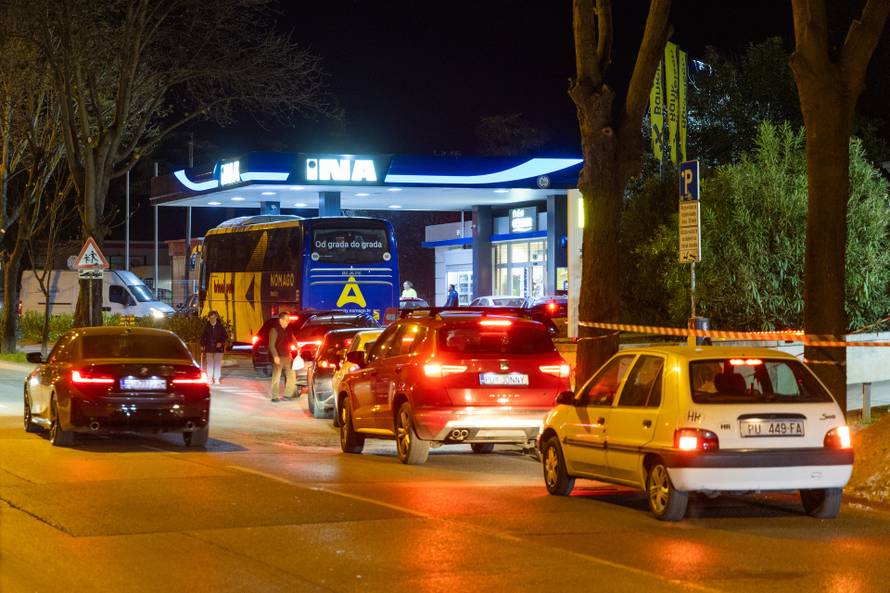 Pula: Automobili na benzinskim pumpama uoči sutrašnjeg poskupljenja benzina