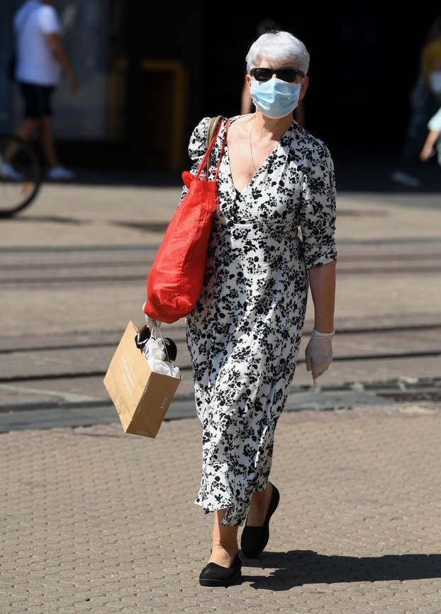 Zagreb: Jadranka Kosor prošetala gradom pridržavajući se epidemioloških mjera