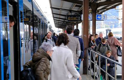 Željeznički kolodvor u Zagrebu pun putnika: 'Vlakovi kasne ili ih nema, mi plačemo od muke'