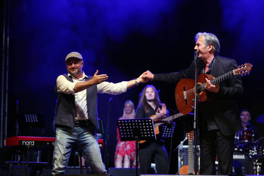 Radolfija raznježila unuka Ema (6): Donijela mu buket na binu