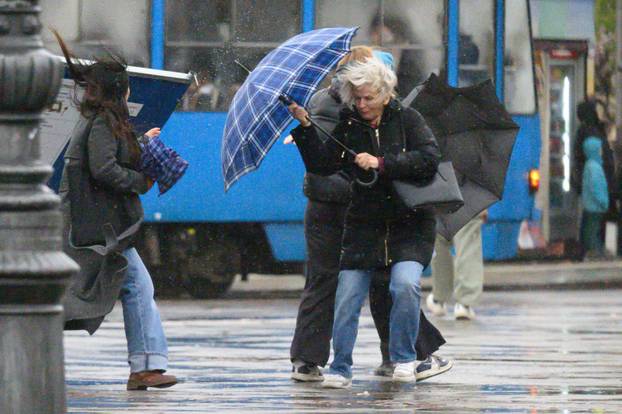 Zagreb: Nevrijeme s jakim vjetrom i kišom zahvatilo zagrebačke ulice