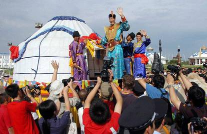 Najviši čovjek se vjenčao i na mongolski način