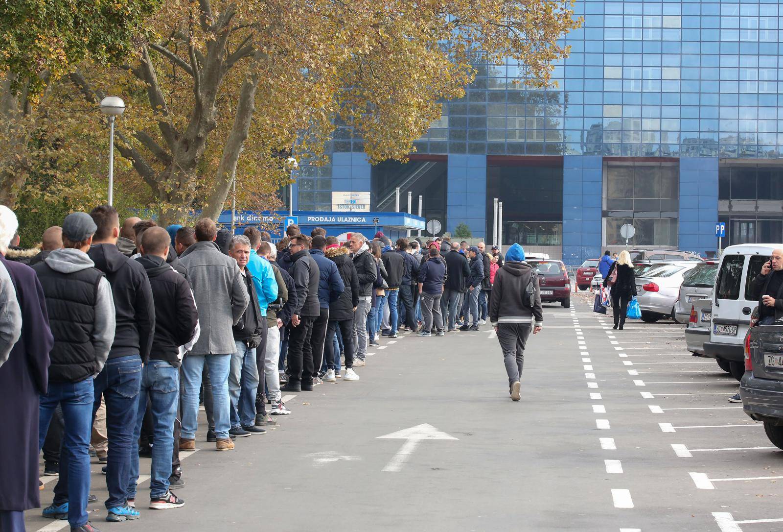 Gužva na Maksimiru prije puštanja u prodaju ulaznica za utakmicu Lige prvaka između Dinama i Sahtara