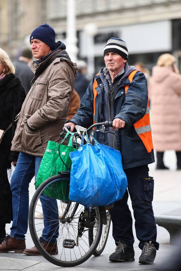 Zagreb, Prosvjed umirovljenika protiv siromaštva, korupcije i kriminala na glavnom gradskom Trgu