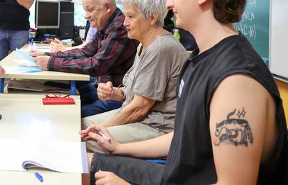 Evo koliko zarađuju ljudi u biračkim odborima koji vam daju listiće i upisuju podatke