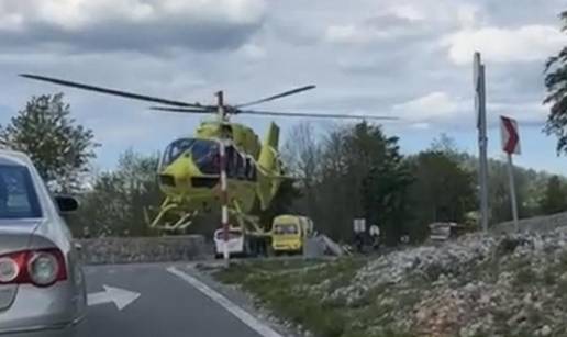 VIDEO Prometna nesre&cacute;a kod Lokvarskog jezera: Ozlije&dstrok;enog motorista odvezao helikopter