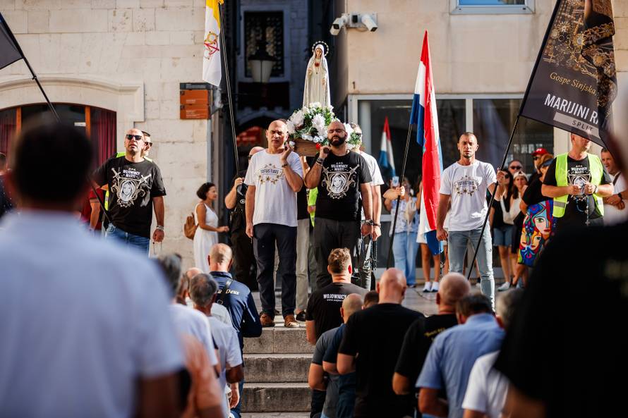 Split: Molitva krunice na Splitskom Peristilu