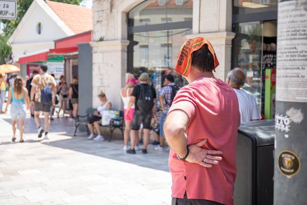 Dubrovnik: Građani i turisti pokušavaju se rashladiti usred velikih vrućina