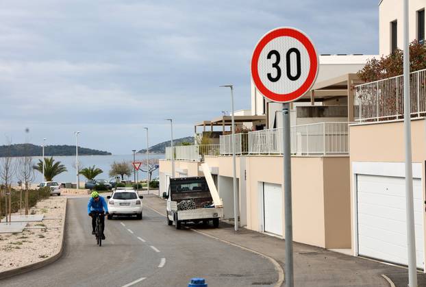 Šibenik: Novoizgrađene vile na plaži Rezalište u Brodarici