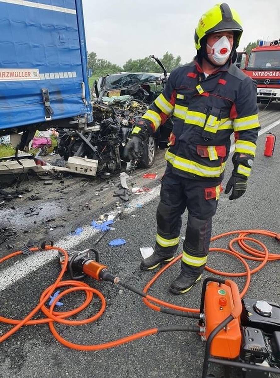 Autom podletjeli pod kamion, cijela obitelj završila u bolnici