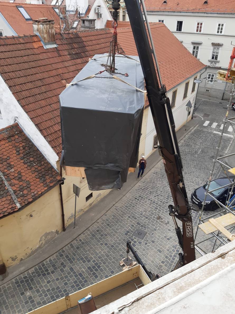 VIDEO Velika bijela psina od 4,5 metara putuje kroz Zagreb!