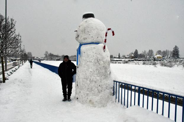 FOTO Slavonski Brod dobio ogromnog snjegovića: Visok je gotovo tri i pol metra