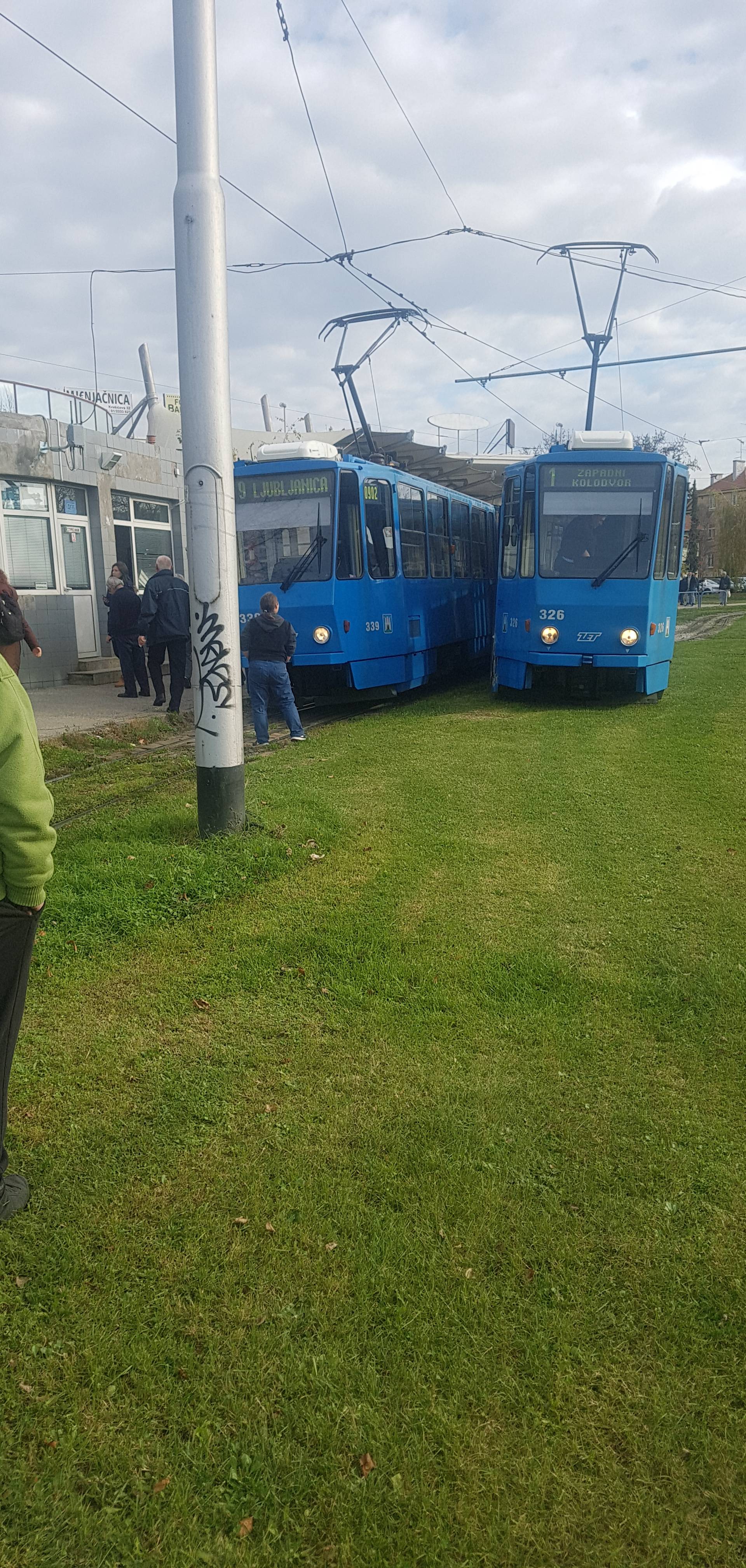 Sudar dva tramvaja: Jedan je izletio i završio na travnjaku