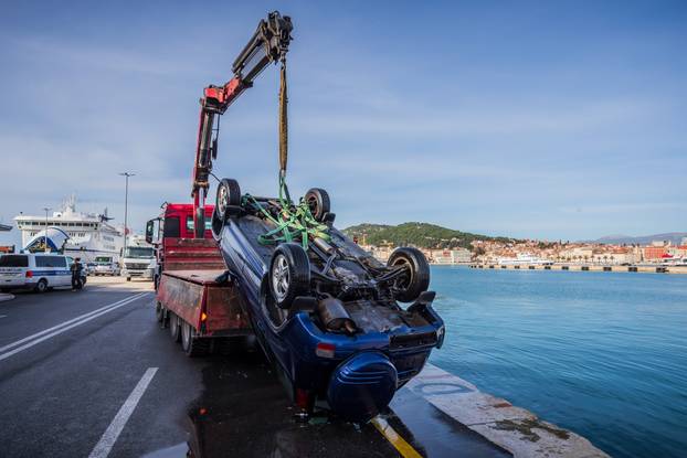 Split: Izvučen automobil koji je sinoć sletio u more kod gradske luke, vozač preminuo