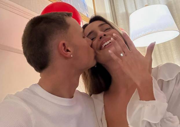 FOTO Zanosna Julija objavila je zaruke s ofenzivcem Dinama