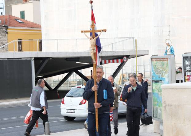 Šibenik: Molitelji krunice ispred Gradske uprave