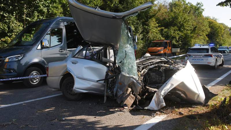FOTO Stravični prizori iz Istre: Zabio se u stablo i poginuo, dijelovi vozila rasuti po cesti...