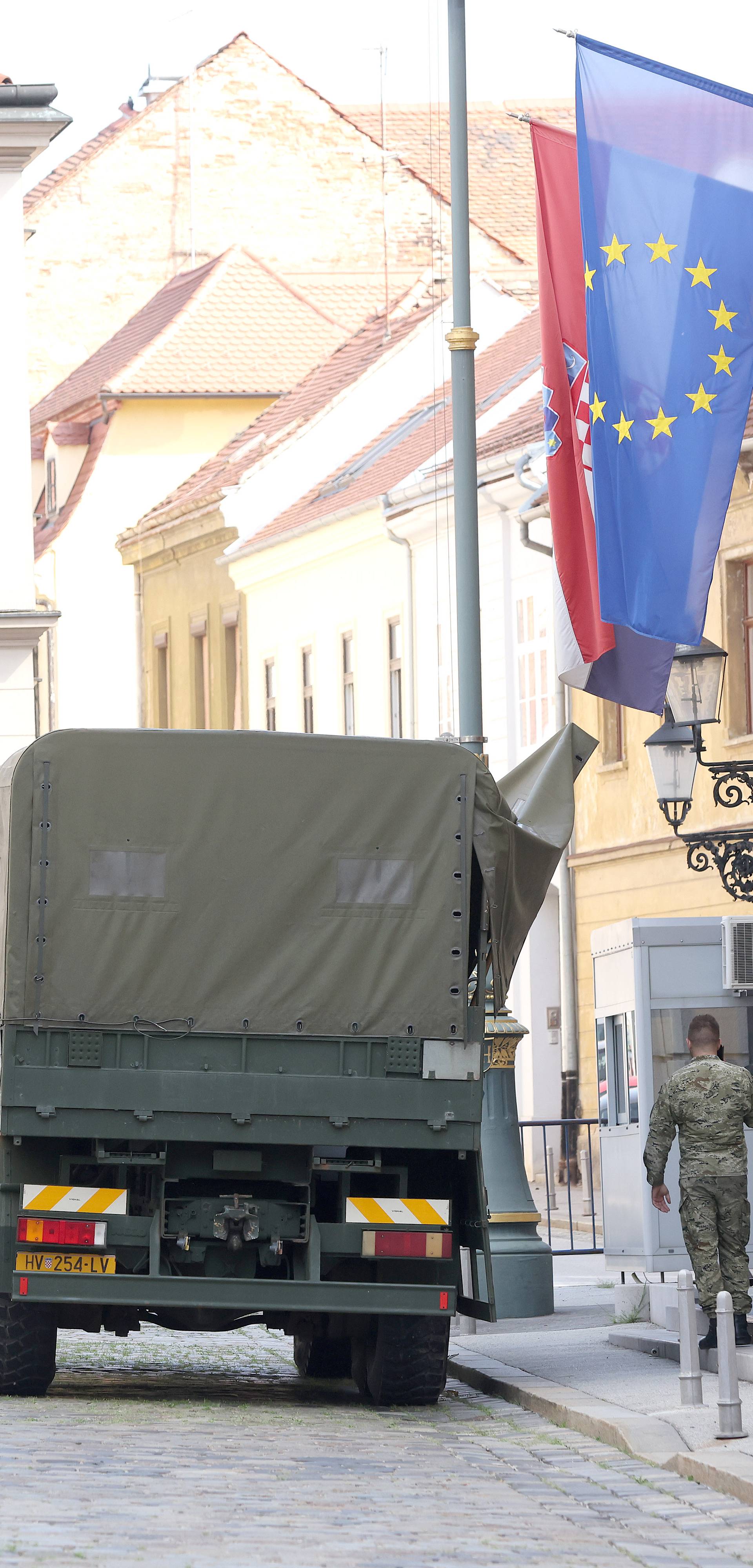 Zagreb: Vojni kamioni na Markovom trgu pomažu preseliti stvari iz Sabora