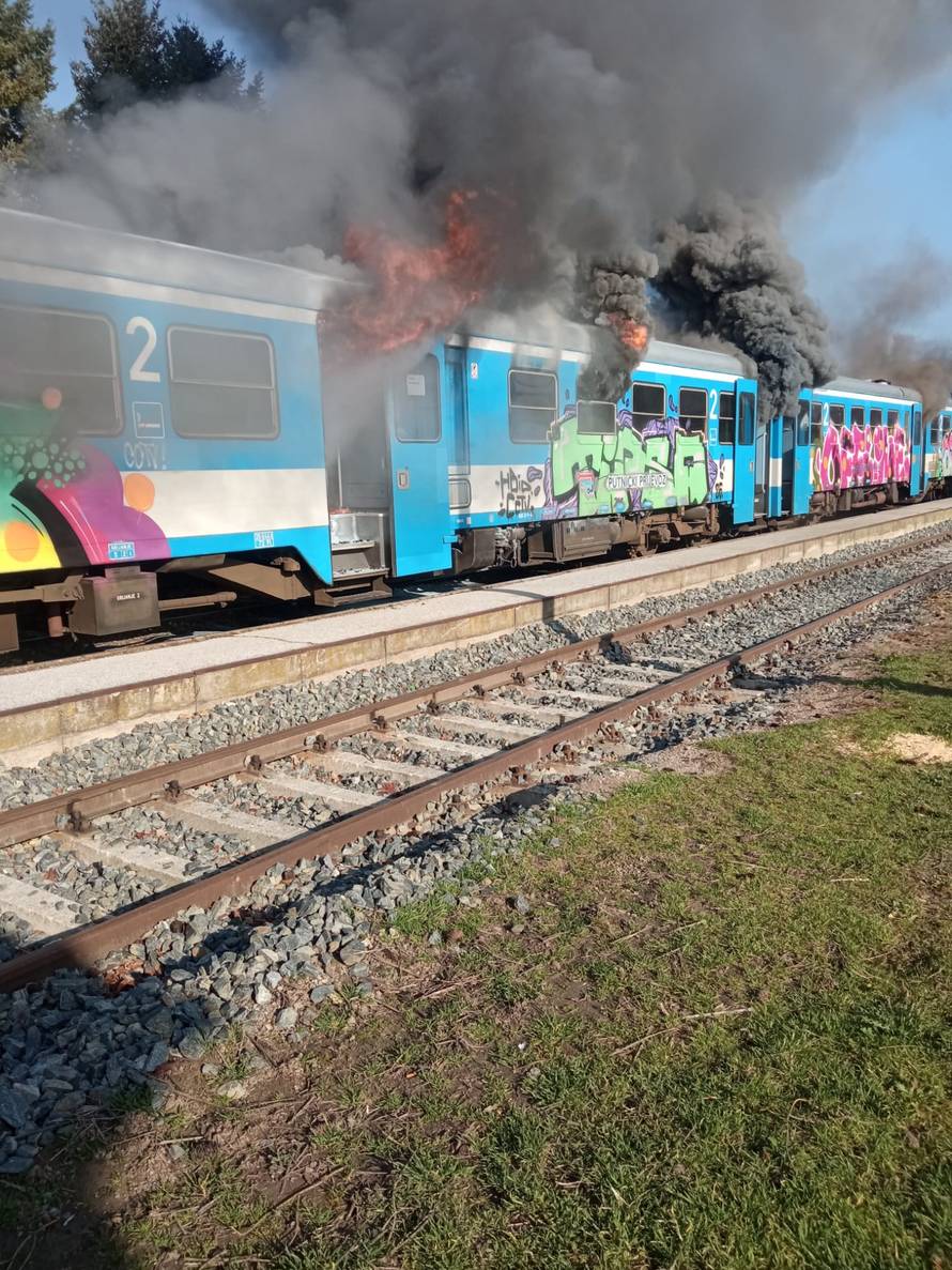 BUKTINJA U SLAVONIJI Planuo putnički vlak na kolodvoru!