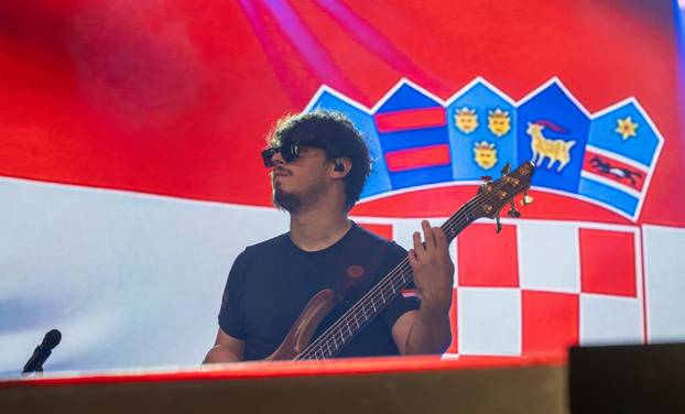 FOTO Hrvatske Ruže u Kninu održale koncert za pamćenje: Pogledajte atmosferu s nastupa