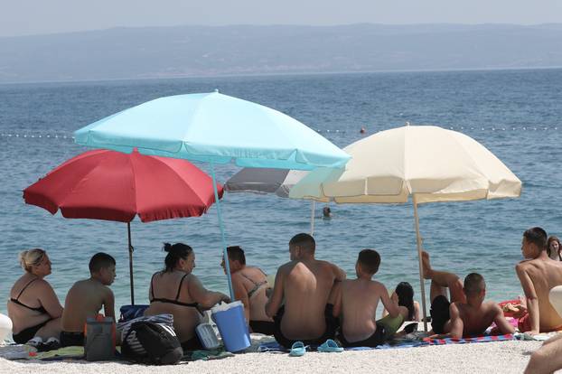 Split: Brojni posjetitelji osvježenje od vrućina pronašli su na plaži Žnjanskog platoa