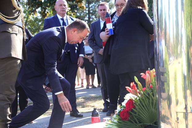 Vukovar: Polaganje vijenaca na spomen obilježju nestalim osobama u Domovinskom ratu