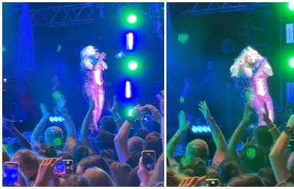 BOLNI VIDEO Pjevačici je doletio mobitel u glavu usred koncerta: Pala na koljena i dobila tri šava
