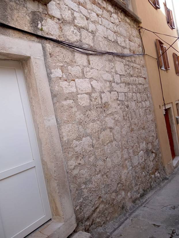 FOTO Ova kuća na Rabu ima 40 m2. Za nju traže 250.000 eura!