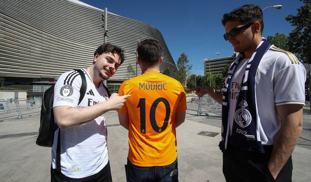 Madrid: Okupljanje navijača Luke Modrića uoči njegove posljednje utakmice za Real Madrid