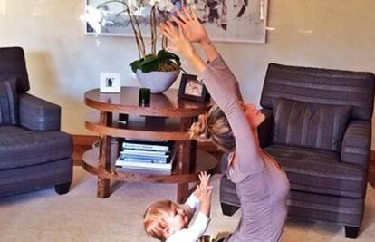 Mama, mama, i ja znam: Gisele kći oponaša dok vježba yogu