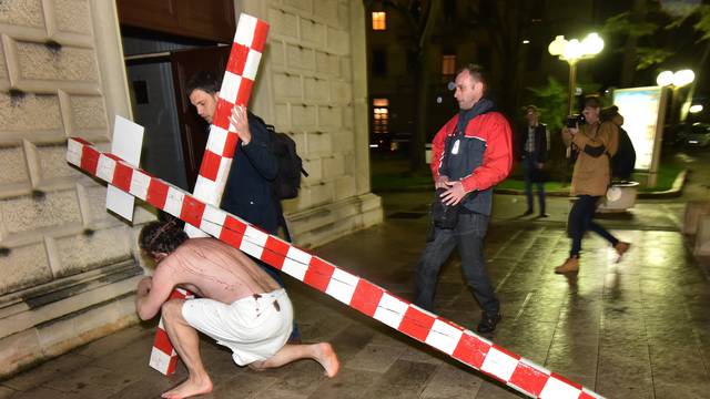Performer odjeven u Isusa kroz  Zadar nosio križ težak 70 kg