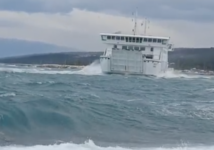 Pogledajte kako se Hrvat bori s burom na moru! Upalili se novi alarmi, evo što nas čeka sutra