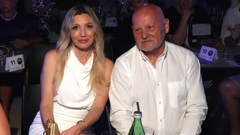 U Splitu se pjevalo u čast Arsenu Dediću: Došli Mlikota, Zlatko Mateša i njegova supruga...