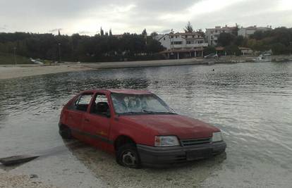 Opel Kadett ostavio na kupanju na pulskoj plaži