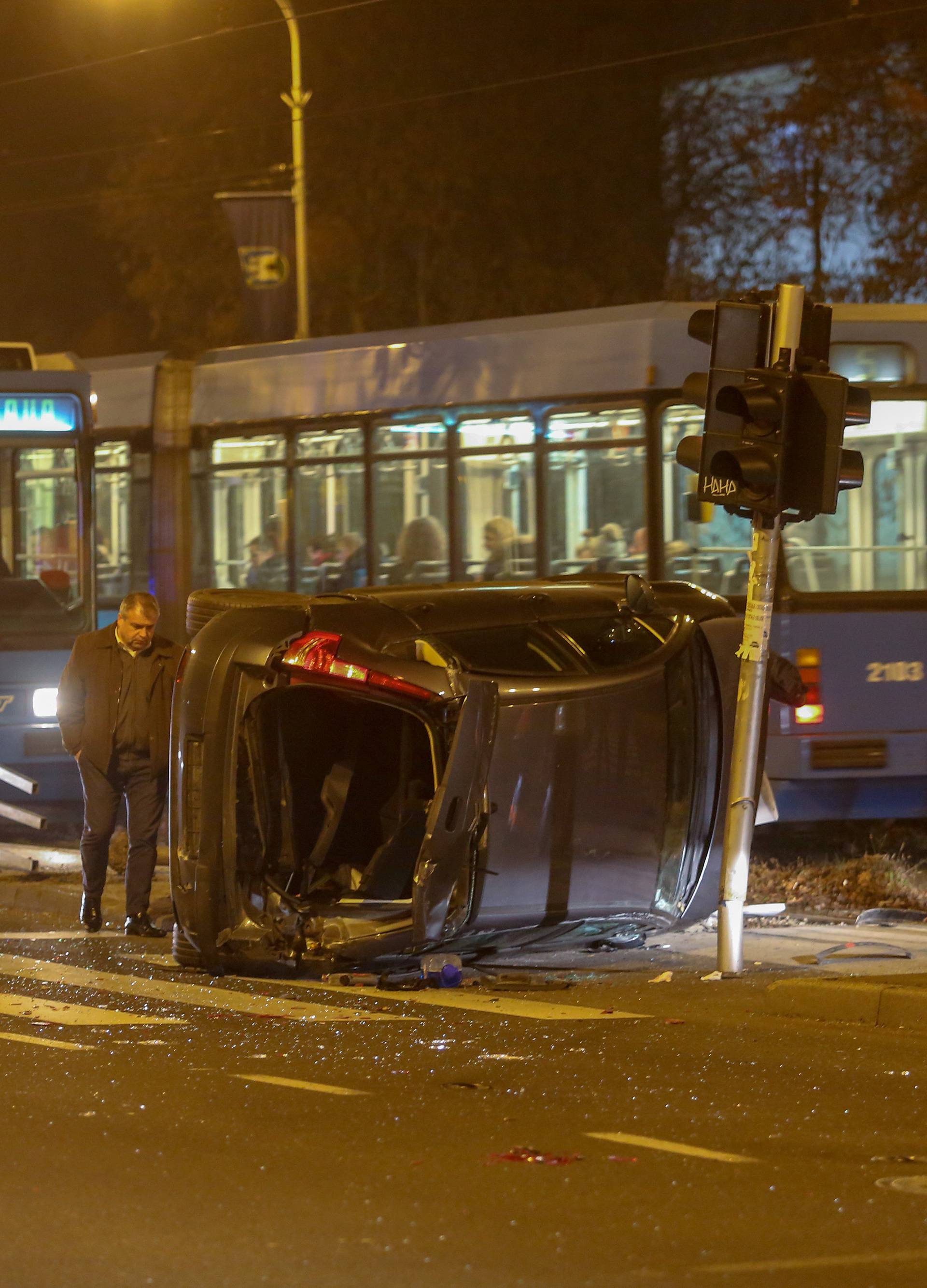Zagreb: Automobil zavrÅ¡io na krovu u prometnoj nesreÄi u Vukovarskoj kod Kruga