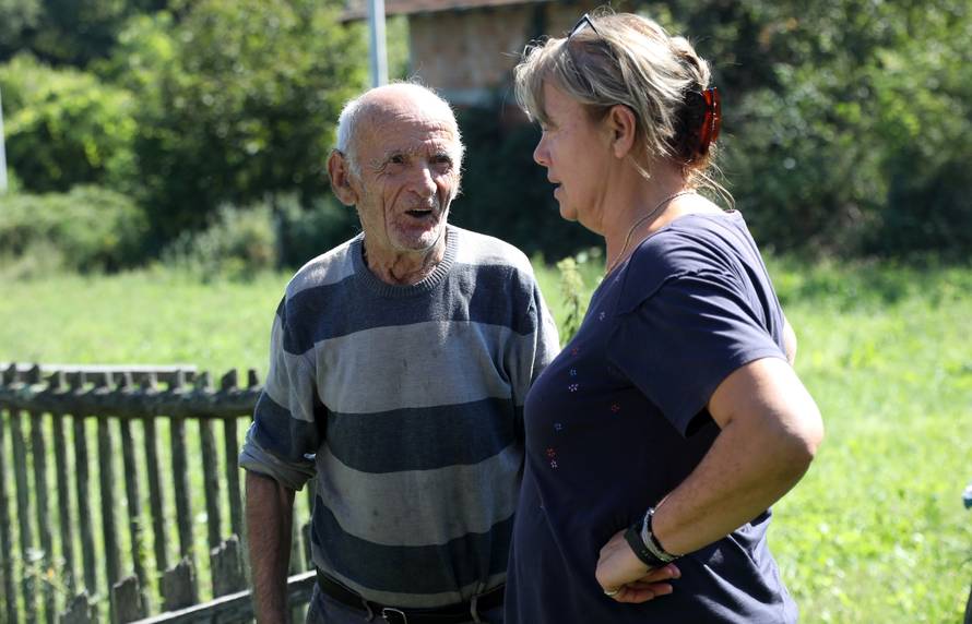 Stanko Samac, jedan od mnogih starijih na Baniji koji si ne mogu priuštiti drva za ogrijev 