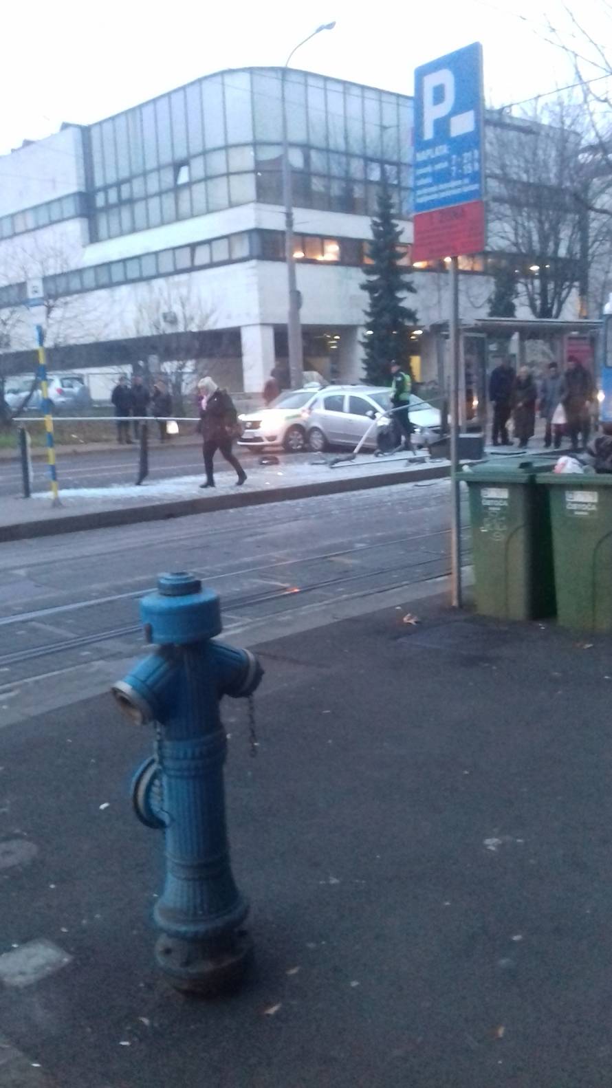 Prelazila cestu na crveno pa ju je udario auto i teško ozlijedio