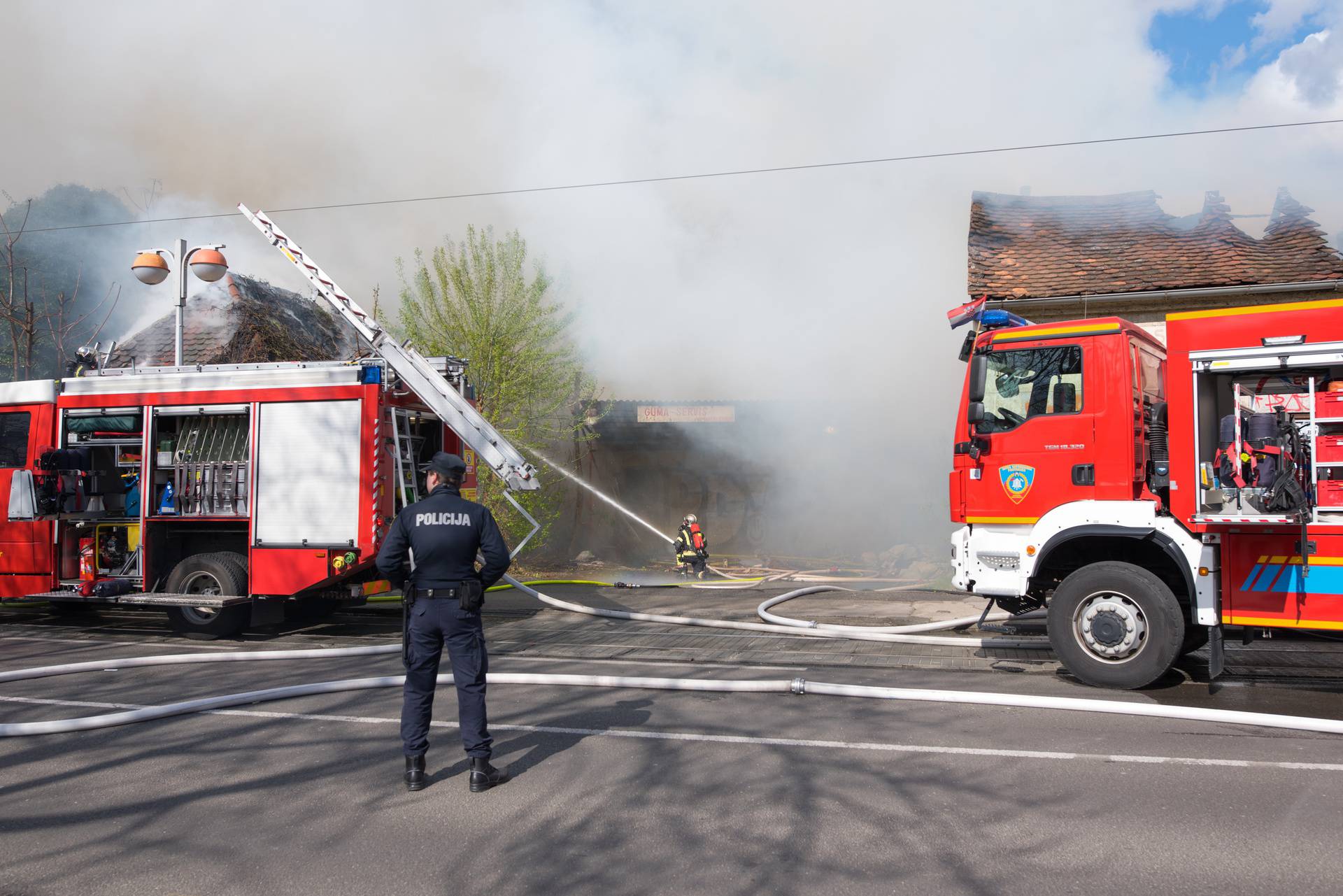 Zagreb opet u dimu: Na Knežiji izbio požar, zatvorena Savska