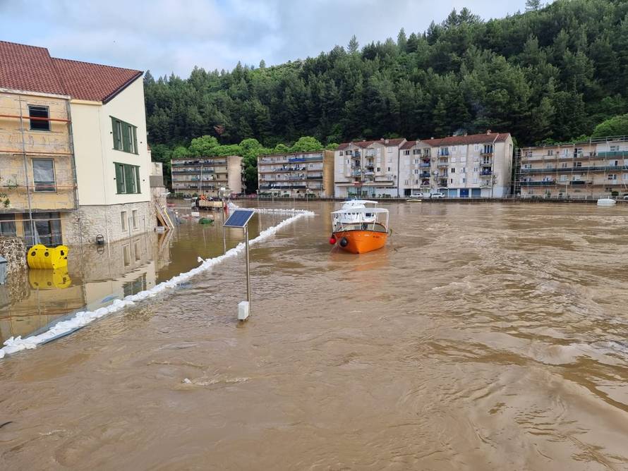 VIDEO Pogledajte kako izgleda Obrovac jutros: Kiša je prestala, ali grad je i dalje pod vodom