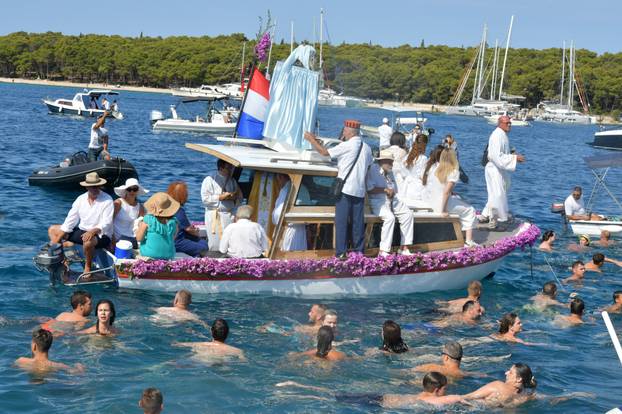 Rogoznica: Ispra?aj Gospe od Kapelice