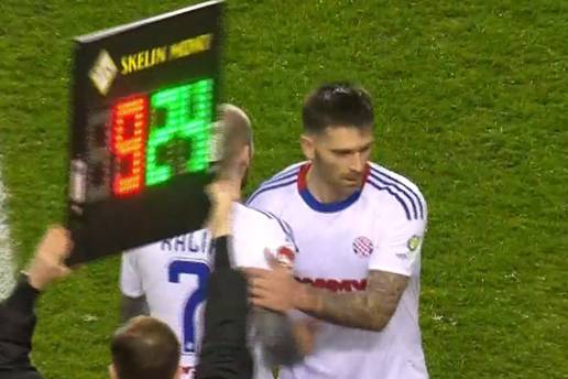 VIDEO Livaja udarao po klupi, jedini nije pozdravio navija&ccaron;e! Pogledajte reakciju na zamjenu