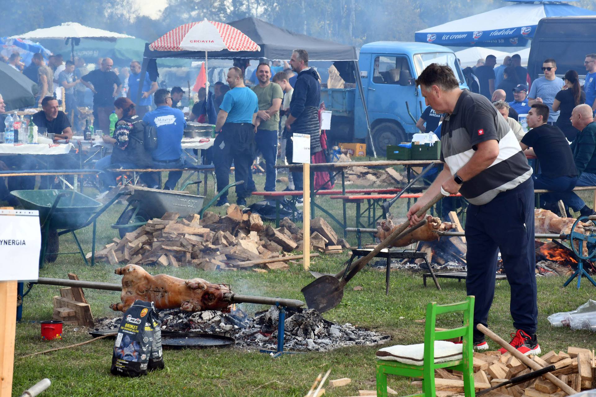 Reporteri 24sata sudjelovali na Pečenkijadi: Savjeta je milijun, od drva, začina, ražnja do rakije